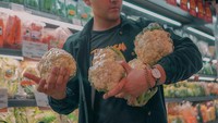 Posenya berbelanja sayuran di supermarket juga pernah ia unggah ke akun Instagram miliknya. Saat itu Aron tampak membeli beberapa buah kembang kol. Foto: Instagram @aronashab