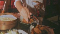 Ia juga tak melewatkan momennya saat menikmati aneka hidangan khas China di sebuah restoran. Foto: Instagram @aronashab