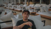 Liburan ke Bali, Aron Ashab sangat menikmati waktu santainya sambil minum es kelapa muda murni yang segar. Foto: Instagram @aronashab