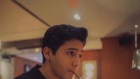 Aron Ashab juga penikmat kopi. Di Starbucks, ia memesan salah satu menu frape yang enak. Foto: Instagram @aronashab