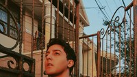Aron Ashab, sosok selebriti yang kerap menuai kontroversi. Kali ini, Aron menjadi sorotan karena mengunggah video perundungan yang diduga dilakukan oleh sang kakak bernama Habibie terhadap dirinya viral di media sosial. Foto: Instagram @aronashab