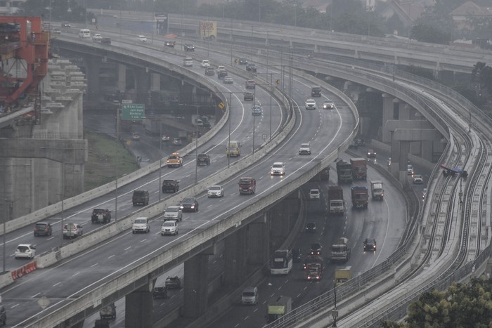 Sejumlah kendaran melintas di jalan tol layang MBZ dan Jakarta- Cikampek di Bekasi, Jawa Barat, Jumat (24/12/2021). PT Jasa Marga (Persero) Tbk mencatat sebanyak 505.337 kendaraan melintas di Tol Jakarta-Cikampek saat libur Natal dan tahun baru 2022 atau meningkat 8,9 persen dari hari biasa. ANTARA FOTO/ Fakhri Hermansyah/wsj.