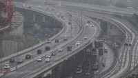 Sementara itu, Jasa Marga mencatat paling banyak lalu lintas kendaraan meninggalkan Jabotabek menuju empat arah, yaitu mayoritas sebanyak 505.337 kendaraan (45,7%) menuju arah Timur (Trans Jawa dan Bandung, menuju Arah Barat (Merak) 348.887 kendaraan (31,5%), dan 251.794 kendaraan (22,8%) menuju arah Selatan (Puncak). ANTARA FOTO/Fakhri Hermansyah.