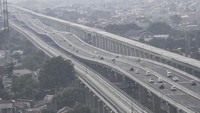 Sejumlah kendaran melintas di jalan tol layang MBZ dan Jakarta- Cikampek di Bekasi, Jawa Barat, Jumat (24/12/2021). Adapun angka 1.106.018 itu merupakan angka kumulatif arus lalu lintas dari empat Gerbang Tol (GT) Barrier/Utama, yaitu GT Cikupa (arah Merak), GT Ciawi (arah Puncak), dan GT Cikampek Utama dan GT Kalihurip Utama (arah Trans Jawa dan Bandung). ANTARA FOTO/Fakhri Hermansyah.