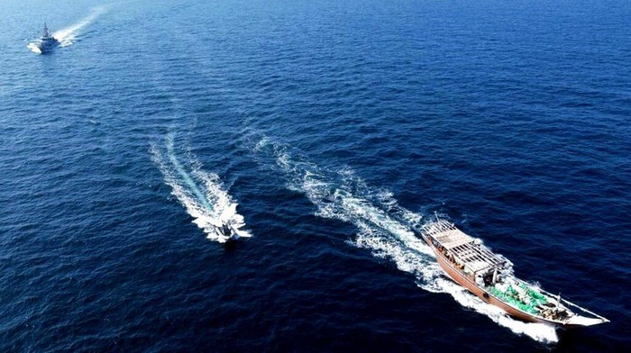 AS Sita 1.400 Senapan AK-47 Selundupan di Laut Arab Dalam foto 21 Desember 2021 ini, foto yang dirilis oleh Angkatan Laut AS, senjata gelap yang disita dari kapal penangkap ikan tanpa kewarganegaraan di Laut Arab Utara disusun untuk inventaris di atas dek penerbangan kapal perusak berpeluru kendali USS O'Kane (DDG 77). Angkatan Laut AS menyita sejumlah besar senapan serbu dan amunisi yang diselundupkan oleh kapal penangkap ikan dari Iran kemungkinan menuju Yaman yang dilanda perang, katanya Rabu malam, 22 Desember. (Spesialis Komunikasi Massa Pelaut Elisha Smith/Angkatan Laut AS via AP)