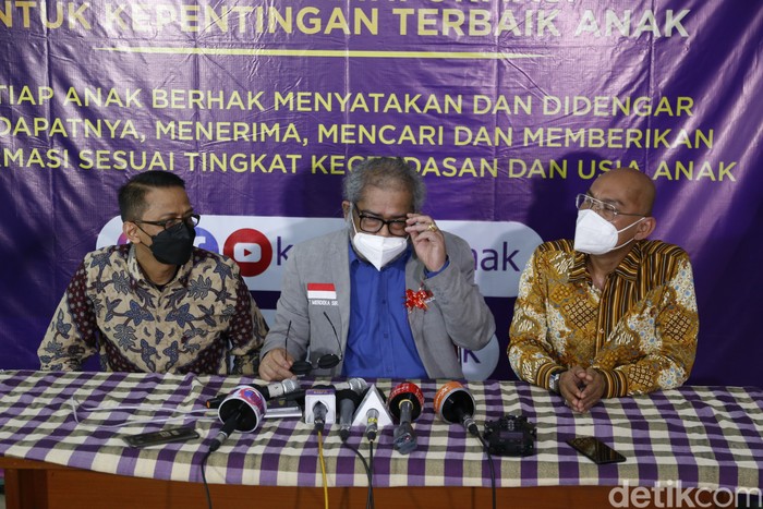 Ayah Vanessa Angel, Doddy Sudrajat Ngadu ke Komnas Anak Ayah Vanessa Angel, Doddy Sudrajat bersama Ketua Komnas Perlindungan Anak, Arist Merdeka Sirait saat menggelar jumpa pers di Kantor Komnas Perlindungan Anak, Pasar Rebo, Jakarta Timur, Jumat (24/12/2021).