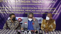 Ayah Vanessa Angel, Doddy Sudrajat bersama Ketua Komnas Perlindungan Anak, Arist Merdeka Sirait saat menggelar jumpa pers di Kantor Komnas Perlindungan Anak, Pasar Rebo, Jakarta Timur, Jumat (24/12/2021).  Foto: Noel/detikHOT