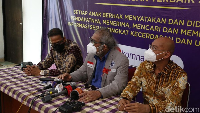 Ayah Vanessa Angel, Doddy Sudrajat bersama Ketua Komnas Perlindungan Anak, Arist Merdeka Sirait saat menggelar jumpa pers di Kantor Komnas Perlindungan Anak, Pasar Rebo, Jakarta Timur, Jumat (24/12/2021).