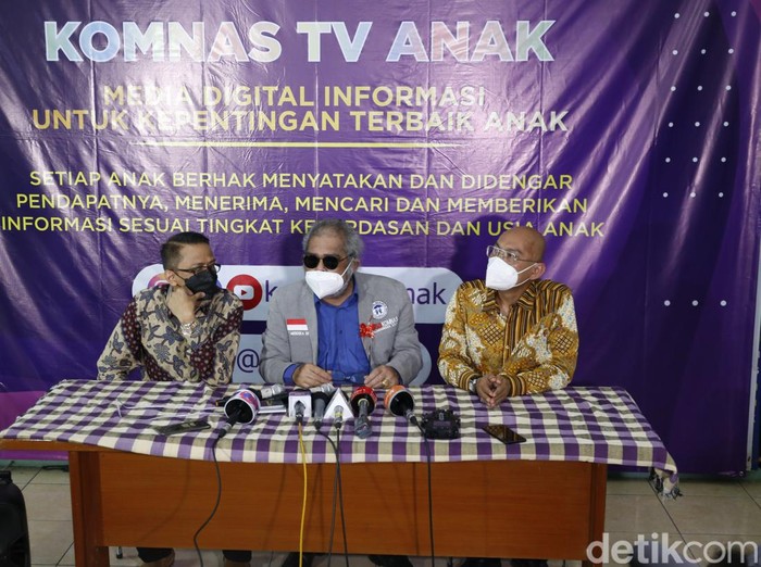 Ayah Vanessa Angel, Doddy Sudrajat bersama Ketua Komnas Perlindungan Anak, Arist Merdeka Sirait saat menggelar jumpa pers di Kantor Komnas Perlindungan Anak, Pasar Rebo, Jakarta Timur, Jumat (24/12/2021).