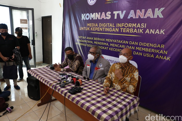 Ayah Vanessa Angel, Doddy Sudrajat Ngadu ke Komnas Anak Ayah Vanessa Angel, Doddy Sudrajat bersama Ketua Komnas Perlindungan Anak, Arist Merdeka Sirait saat menggelar jumpa pers di Kantor Komnas Perlindungan Anak, Pasar Rebo, Jakarta Timur, Jumat (24/12/2021).