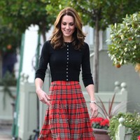 Merayakan Natal 2018 bersama keluarga tentara Inggris, Kate Middleton tampil stylish dengan rok tartan dari desainer Emilia Wickstead dan cardigan cashemere berpotongan pendek. Foto: Getty Images