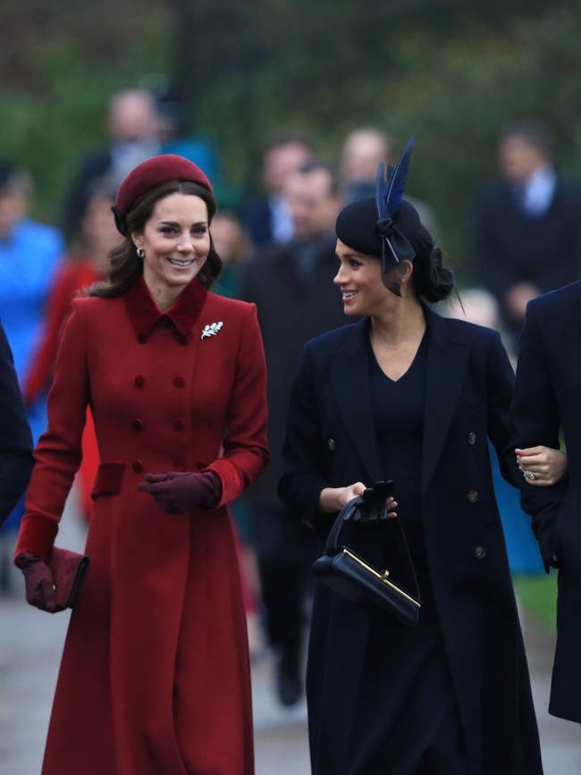 Pada Hari Natal, 25 Desember 2018, Kate Middleton bersama Pangeran William, Pangeran Harry dan Meghan Markle datang ke Gereja St Mary Magdalene. Kate tampil memesona dengan coat dress berwarna merah. Foto: Getty Images