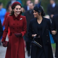 Pada Hari Natal, 25 Desember 2018, Kate Middleton bersama Pangeran William, Pangeran Harry dan Meghan Markle datang ke Gereja St Mary Magdalene. Kate tampil memesona dengan coat dress berwarna merah. Foto: Getty Images