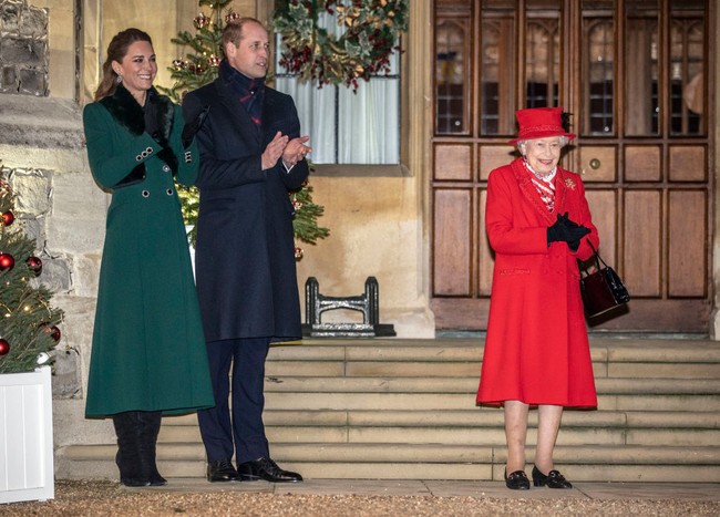 Pada Natal 2020, Kate Middleton tampil dengan coat hijau untuk acara Natal di Kastil Windsor. Kate Middleton, Pangeran William dan Ratu Elizabeth II menghadiri acara Natal yang digelar sebagai rasa terimakasih pada para sukarelawan yang membantu mengatasi pandemi Corona. Foto: Getty Images