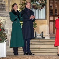 Pada Natal 2020, Kate Middleton tampil dengan coat hijau untuk acara Natal di Kastil Windsor. Kate Middleton, Pangeran William dan Ratu Elizabeth II menghadiri acara Natal yang digelar sebagai rasa terimakasih pada para sukarelawan yang membantu mengatasi pandemi Corona. Foto: Getty Images