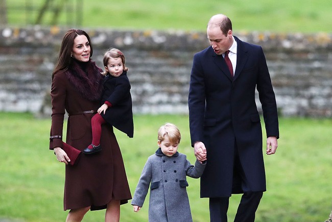 Kate Middleton bersama Pangeran William, Pangeran George dan Putri Charlotte datang ke Gereja St Mark di Hari Natal 25 Desember 2016. Kate tampil dengan coat warna burgundy dengan detail bulu di bagian kerahnya. Foto: Getty Images