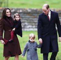 Kate Middleton bersama Pangeran William, Pangeran George dan Putri Charlotte datang ke Gereja St Mark di Hari Natal 25 Desember 2016. Kate tampil dengan coat warna burgundy dengan detail bulu di bagian kerahnya. Foto: Getty Images