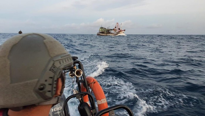Bakamla RI menangkap kapal berbendera Vietnam diduga sedang mencuri ikan di perairan Natuna Utara, Kepri. (dok Bakamla)