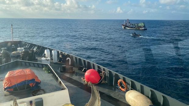 Bakamla RI menangkap kapal berbendera Vietnam diduga sedang mencuri ikan di perairan Natuna Utara, Kepri. (dok Bakamla)
