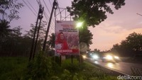Baliho Tangismu, Tangisku, Ceriamu, Ceriaku bergambar Puan Maharani masih terlihat di Kawasan Lumajang, sebelumnya baliho tersebut telah diturunkan oleh Satpol PP.