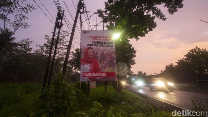 Baliho Puan Maharani Masih Mejeng di Lumajang Baliho bergambar Puan Maharani masih terlihat di Kawasan Lumajang, sebelumnya baliho tersebut telah diturunkan oleh Satpol PP.