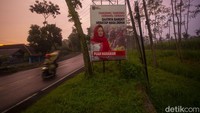 Sebuah baliho Ketua DPR RI Puan Maharani masih terpajang di Jalan Raya Pasirian, Lumajang, Jawa Timur, Jumat (24/12/2021).