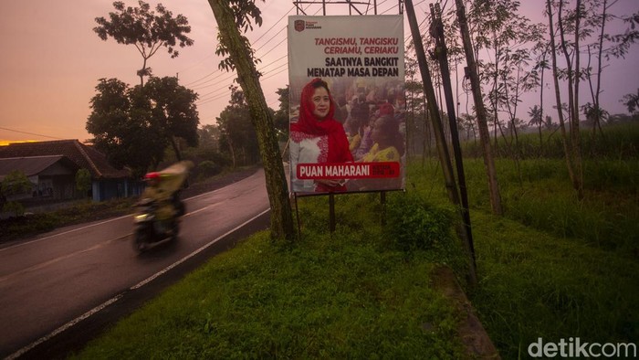 Baliho bergambar Puan Maharani masih terlihat di Kawasan Lumajang, sebelumnya baliho tersebut telah diturunkan oleh Satpol PP.