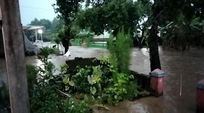banjir di madiun rendam  21 Desa