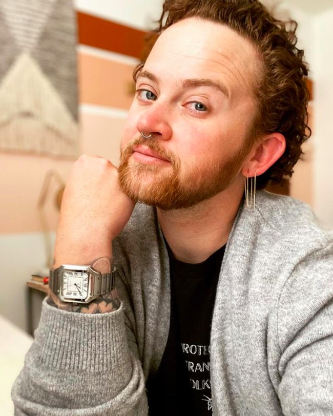 Ketika di rumah sakit, Bennett dipanggil ibu oleh para perawat, dia mengaku tersinggung. Bennett menegaskan bahwa itu adalah kesalahan gender. “Bahkan dengan janggut, dada rata, dan penanda jenis kelamin ‘laki-laki’ pada semua identifikasiku, orang tidak bisa tidak memanggilku ‘ibu’ atau ‘ma’am’. Itulah yang membuatku disforia (keadaan tidak nyaman dengan anggota tubuh),” ungkap Bennett. Foto: dok. Instagram/@bennettonpurpose