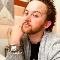 Ketika di rumah sakit, Bennett dipanggil ibu oleh para perawat, dia mengaku tersinggung. Bennett menegaskan bahwa itu adalah kesalahan gender. “Bahkan dengan janggut, dada rata, dan penanda jenis kelamin ‘laki-laki’ pada semua identifikasiku, orang tidak bisa tidak memanggilku ‘ibu’ atau ‘ma’am’. Itulah yang membuatku disforia (keadaan tidak nyaman dengan anggota tubuh),” ungkap Bennett. Foto: dok. Instagram/@bennettonpurpose