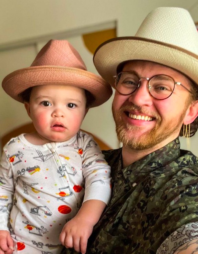 Bennett Kaspar-William jadi kontroversi karena dia adalah seorang transgender pria yang melahirkan anak. Dia pun membuat pernyataan bahwa tak mau dipanggil ibu. Foto: dok. Instagram/@bennettonpurpose