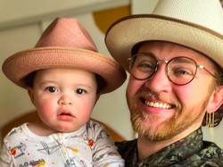 8 Foto Transgender Pria yang Melahirkan Anak dan Tak Mau Dipanggil Ibu