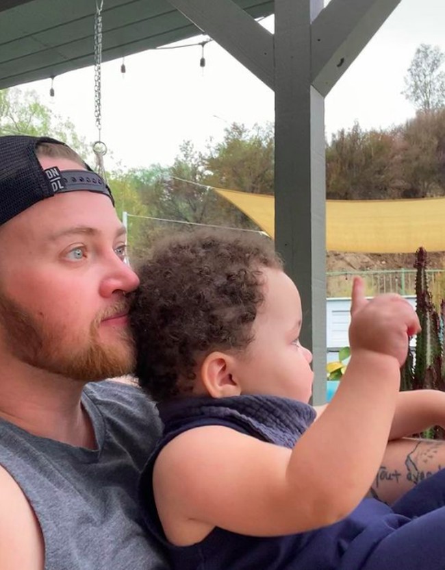 Inilah potret Bennet bersama putranya Hudson. Bennett sendiri tidak mau diidentifikasikan sebagai ibu. Oleh anaknya, Bennett dipanggil Dada. Foto: dok. Instagram/@bennettonpurpose