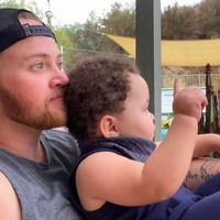 Inilah potret Bennet bersama putranya Hudson. Bennett sendiri tidak mau diidentifikasikan sebagai ibu. Oleh anaknya, Bennett dipanggil Dada. Foto: dok. Instagram/@bennettonpurpose