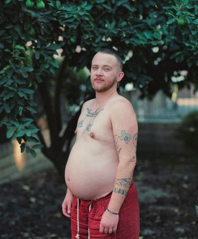 Karena Bennett masih memiliki kelamin wanitanya dan rahim, dia memutuskan untuk hamil. Pada Oktober 2020, dia melahirkan putra bernama Hudson. Foto: dok. Instagram/@bennettonpurpose