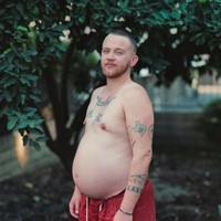 Karena Bennett masih memiliki kelamin wanitanya dan rahim, dia memutuskan untuk hamil. Pada Oktober 2020, dia melahirkan putra bernama Hudson. Foto: dok. Instagram/@bennettonpurpose