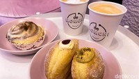 Aneka dessert enak juga bisa kamu nikmati di Broadway, tepatnya di gerai bernama de Momchi. Ada bomboloni, cinnamon roll, dan aneka kopi. Foto: detikFood