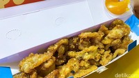 Berjalan masuk ke bagian dalam, kamu akan menemukan gerai gerobak yang menawarkan pisang goreng kekinian. Pisang goreng dengan balutan tepung renyah dan biji wijen ini disajikan dengan saus cocolan srikaya. Foto: detikFood