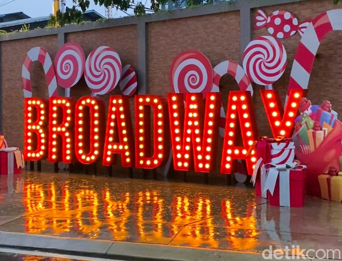 Broadway Alam Sutera Broadway Alam Sutera; daftar tempat makan yang cocok dikunjungi saat libur Natal 2021.
