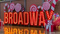 Broadway Alam Sutera bisa menjadi tempat kulineran seru bersama keluarga atau teman. Tempat ini gratis untuk umum saat weekday, sedangkan weekend kamu harus membayar tiket masuk sebesar Rp 30.000 per orang. Foto: detikFood