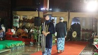 Ada juga model yang mengenakan busana Kudusan jas songkok dan caping kalo. Model cewek mengenakan mengakan baju kurung bludru, berkalung panjang sembilan untai, giwang berlian tretes babon angkrem, tutuk konde dinar, hingga mengenakan sanggul. (Dian Utoro Aji/detikTravel)