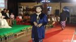 Cantik dan Ganteng, Lenggak-lenggok Model dengan Busana Khas Kudus