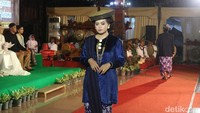 Ada juga busana tata kaji. Model memakai alas kaki selop, busana rok panjang, mengenakan mahkota, memakai giwang berbentuk babon angkrem, hiasan di leher mengenakan kalung tretes berlian, hingga sepasang gelang. (Dian Utoro Aji/detikTravel)