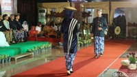 Acara peragaan busana Kudusan ini bertujuan untuk menggali dan melestarikan budaya adat Kudus yang merupakan warisan tidak benda masa lampau. Apalagi kata dia di zaman sekarang banyak budaya asing yang masuk Kudus. (Dian Utoro Aji/detikTravel)