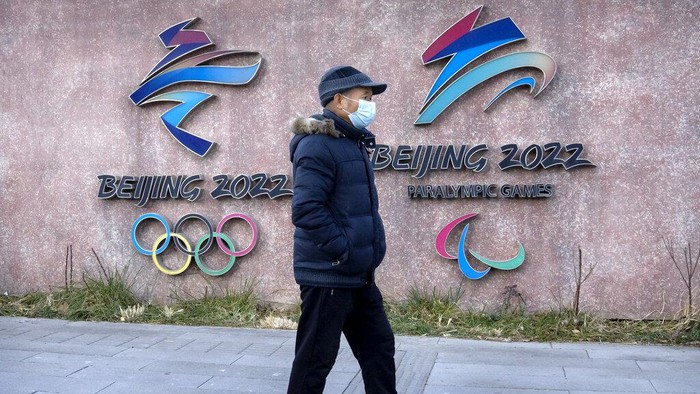 China melakukan karantina wilayah (lockdown) di sejumlah daerah per Kamis (23/12). Langkah ini dilakukan untuk menekan penyebaran Covid-19 jelang Olimpiade Musim Dingin 2022 di Beijing.