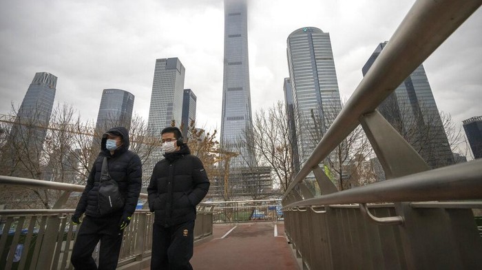 China melakukan karantina wilayah (lockdown) di sejumlah daerah per Kamis (23/12). Langkah ini dilakukan untuk menekan penyebaran Covid-19 jelang Olimpiade Musim Dingin 2022 di Beijing.