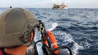 Komandan KN Pulau Dana-323 menurunkan RHIB dan tim VBSS untuk mengejar dan menangkap kapal ikan asing berbendera Vietnam tersebut. 