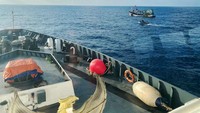 Satu kapal ikan asing milik Vietnam ditangkap, sementara satu kapal lainnya kabur ke arah Malaysia.