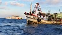 Terdapat muatan ikan campur hasil tangkapan ilegal kurang-lebih 2 ton di kapal yang ditangkap tersebut.