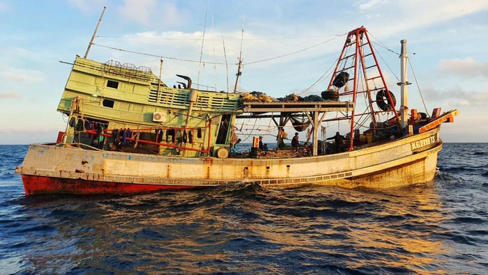 Badan Keamanan Laut (Bakamla) RI menangkap kapal ikan asing (KIA) berbendera Vietnam yang sedang mencuri ikan. Kapal milik Vietnam itu ditangkap di perairan Natuna Utara, Provinsi Kepulauan Riau (Kepri), hari ini.